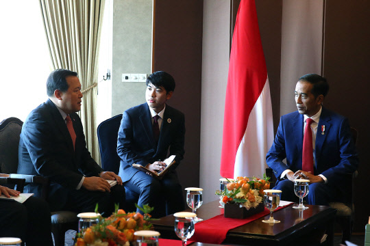 10일 소공동 롯데호텔서울에서 황각규 롯데 부회장(왼쪽)이 방한중인 조코 위도도(Joko Widodo) 인도네시아 대통령(오른쪽)을 만나 롯데그룹의 인도네시아 진출 현황에 대해 설명하고 상호협력 및 지원 강화 방안 등에 대해 논의하고 있다.   롯데지주 제공